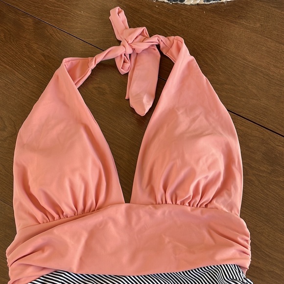 Cupshe. Deep plunge, backless one piece with ruched bottom. NWOT - Picture 2 of 9